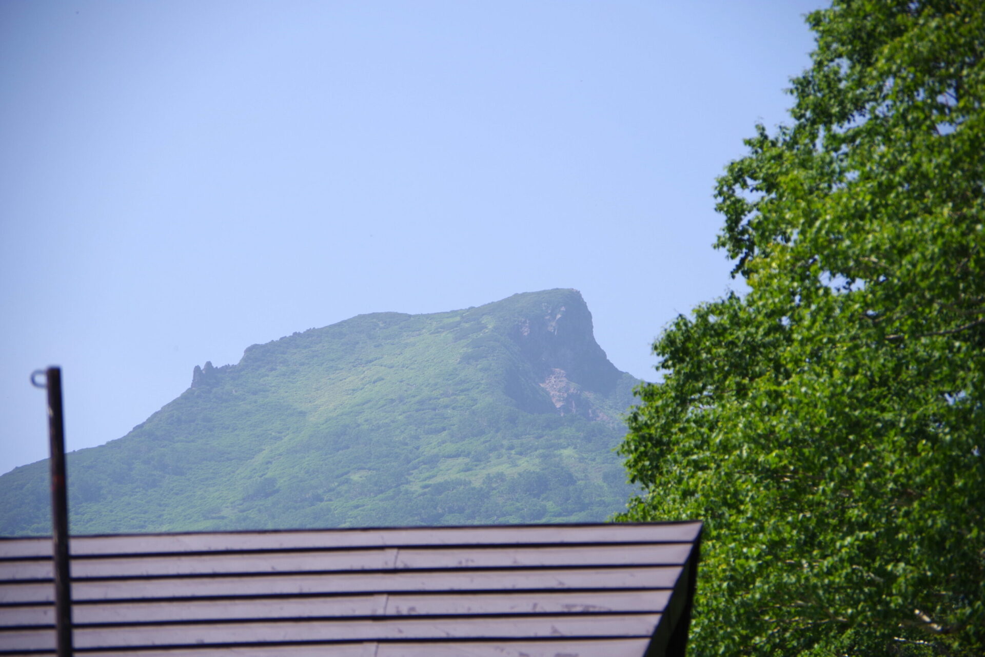 黒岳山頂を望む