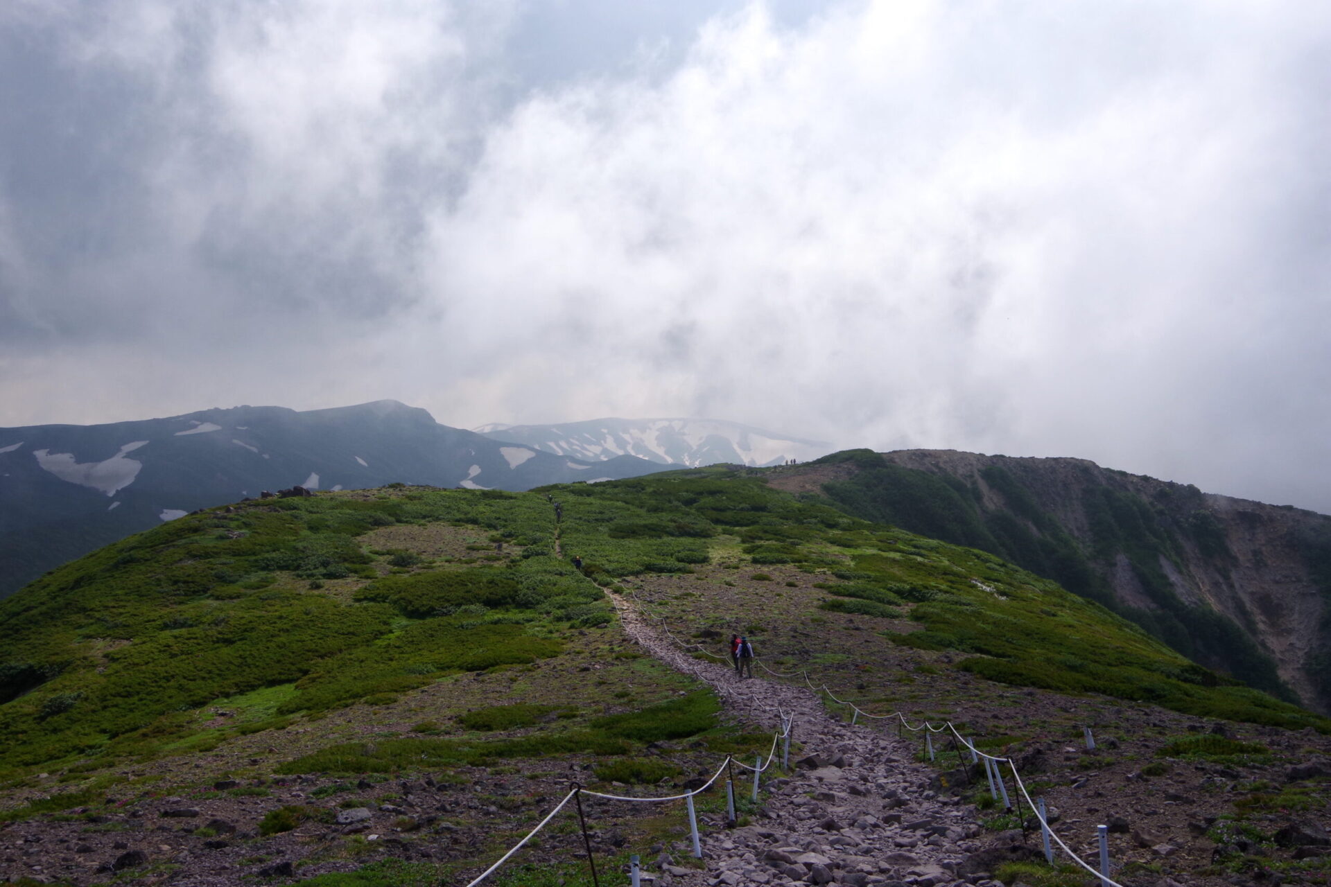 黒岳山頂から石室方面へ下る