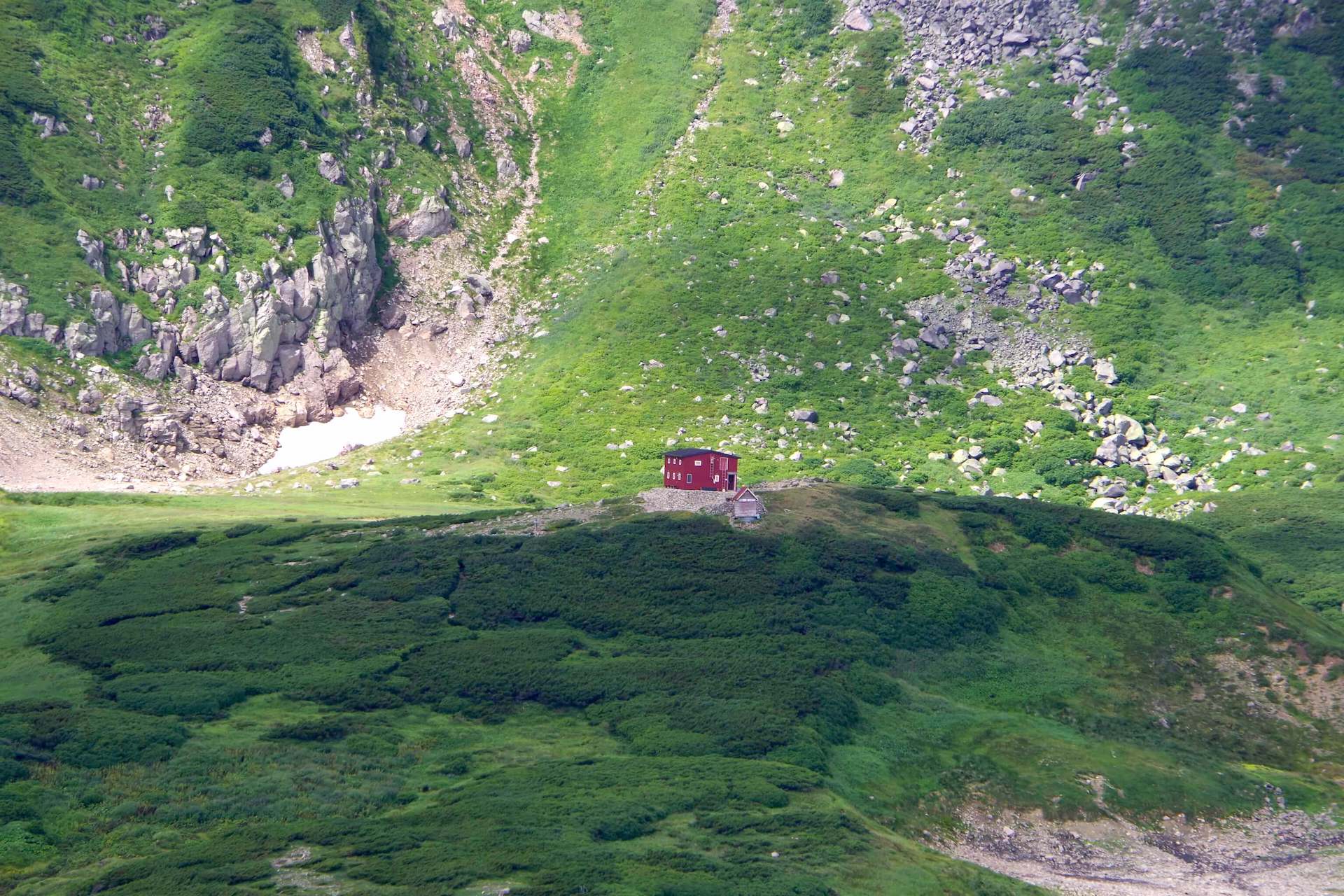 白雲岳避難小屋のアップ