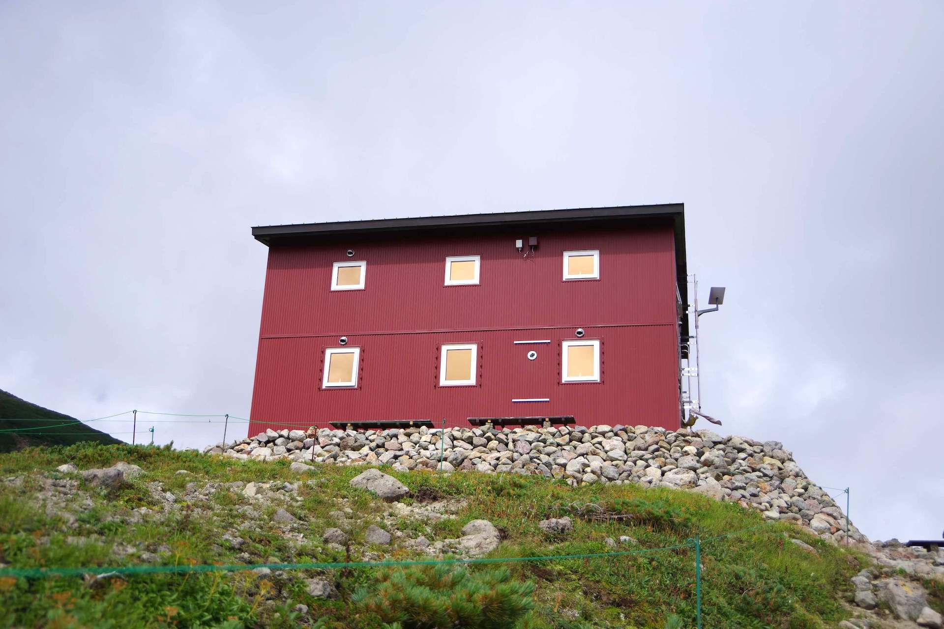 白雲岳避難小屋に到着！