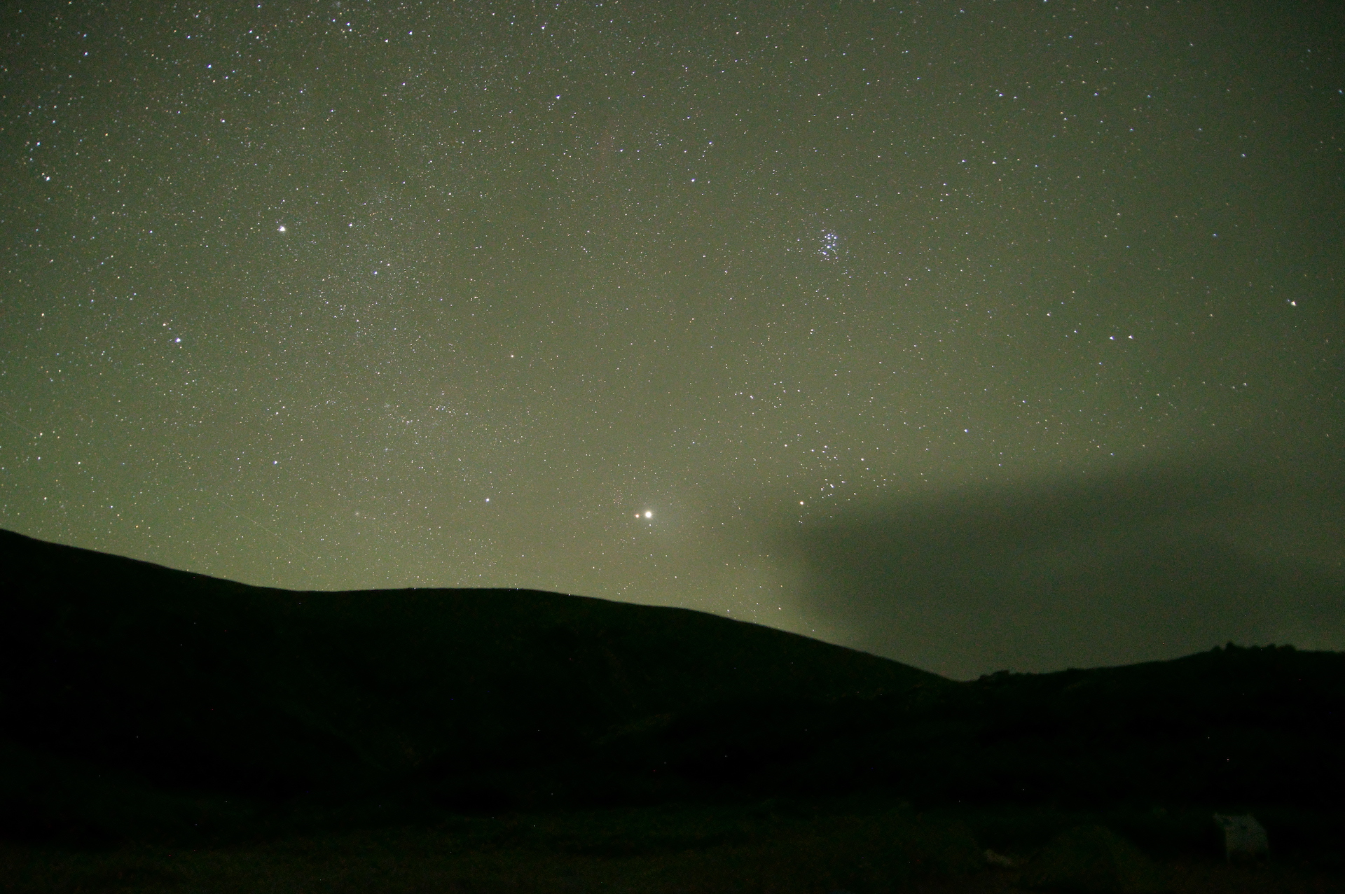 東の空にカペラ、すばる、木星を望む